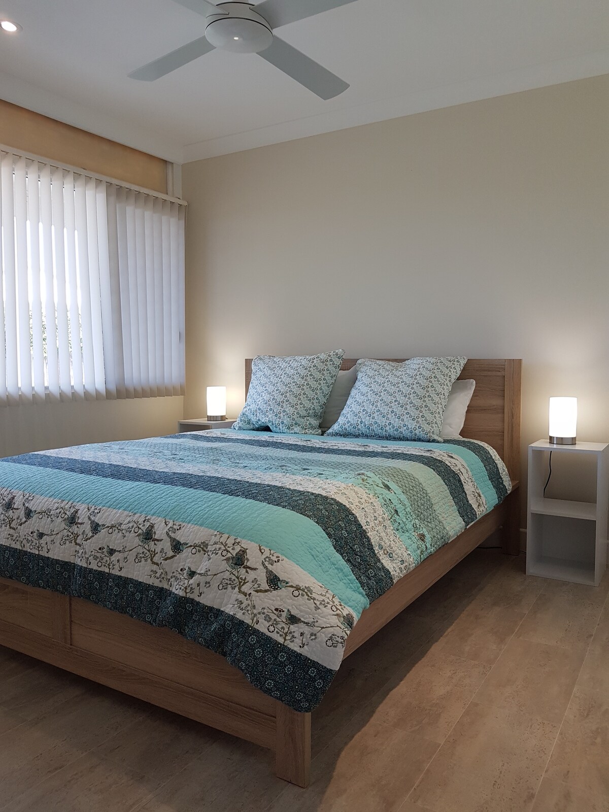 Спална соба 1 со брачен кревет (широк 150-179 см), вентилатор и вграден гардеробер.