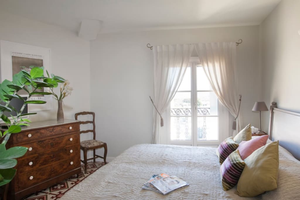King size (180cm) bed
