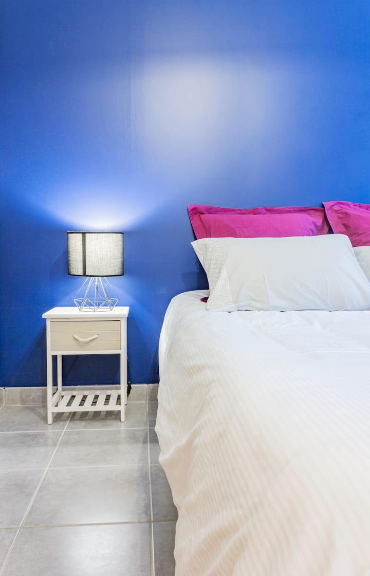 Cada cama está equipada con una mesa de noche.