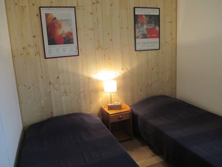 Spálňa s 2 samostatnými lôžkami a veľkým šatníkom