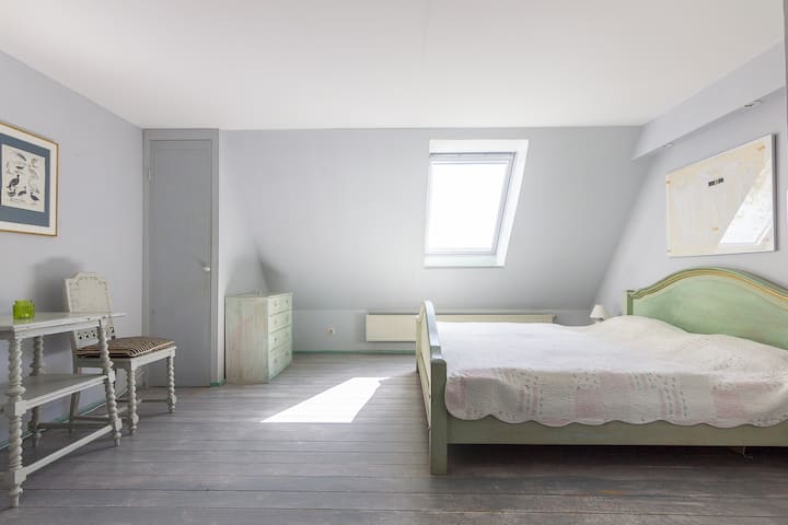 mittleres Schlafzimmer 