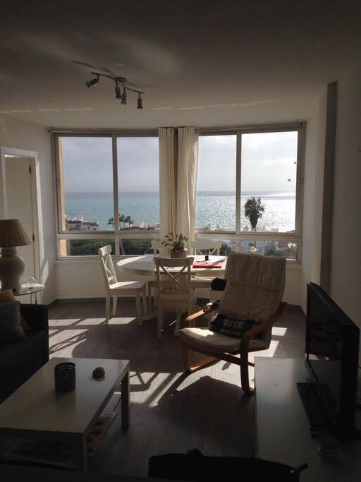 Vista desde la sala a las 19:30 hs- Living room view at 7:30 pm