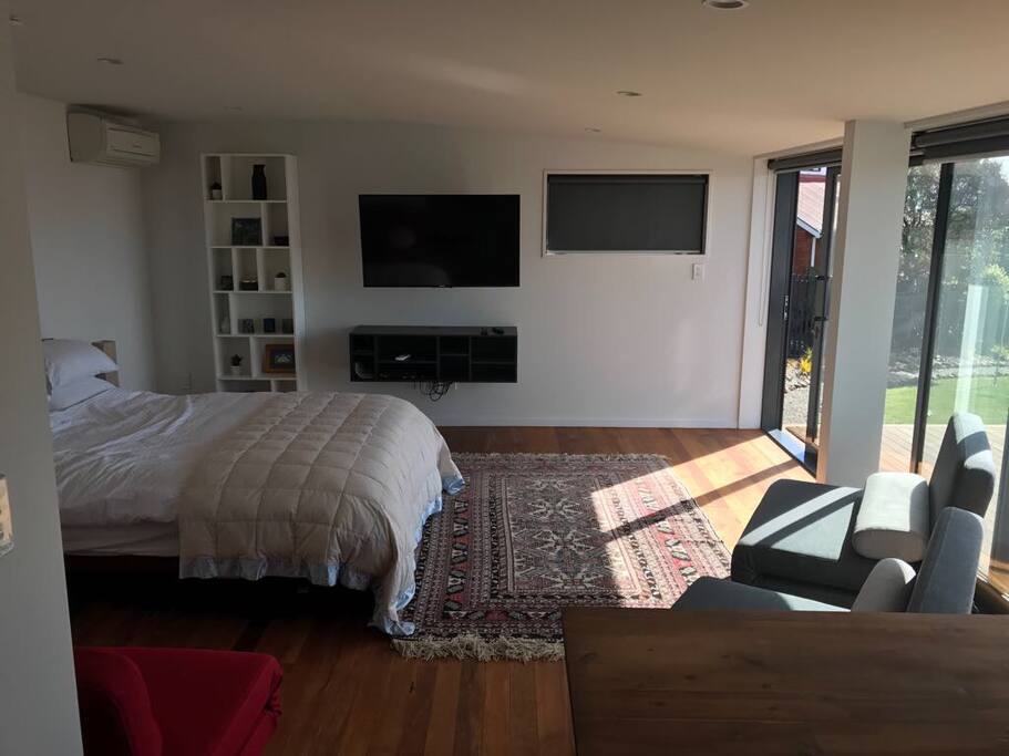 Queen size bed, Flatscreen TV, Free internet.