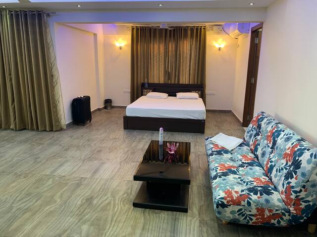 Luxurious Pent house has Pantry Steam Room BathTub