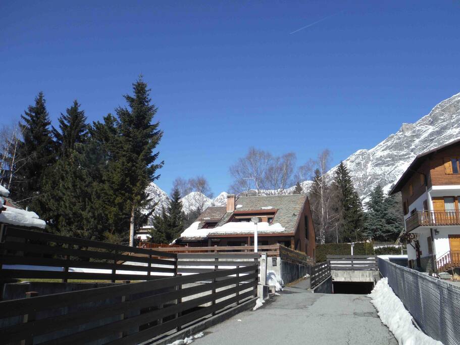 L'appartamento è in una villetta su strada privata
