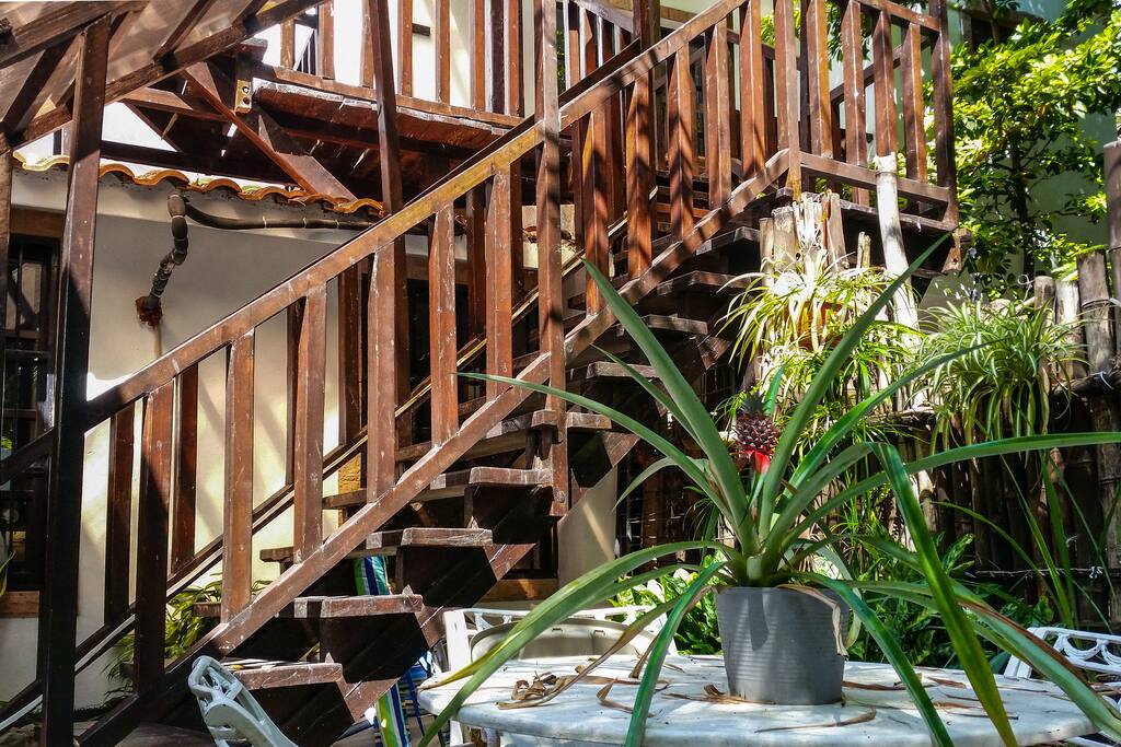 Entrada y area de terraza del apartamento, las escaleras se comparten con el apartamento de la planta alta.
