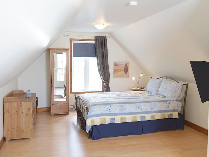 Chambre lit queen, 2e étage 
Et 2 futons simples pour enfants