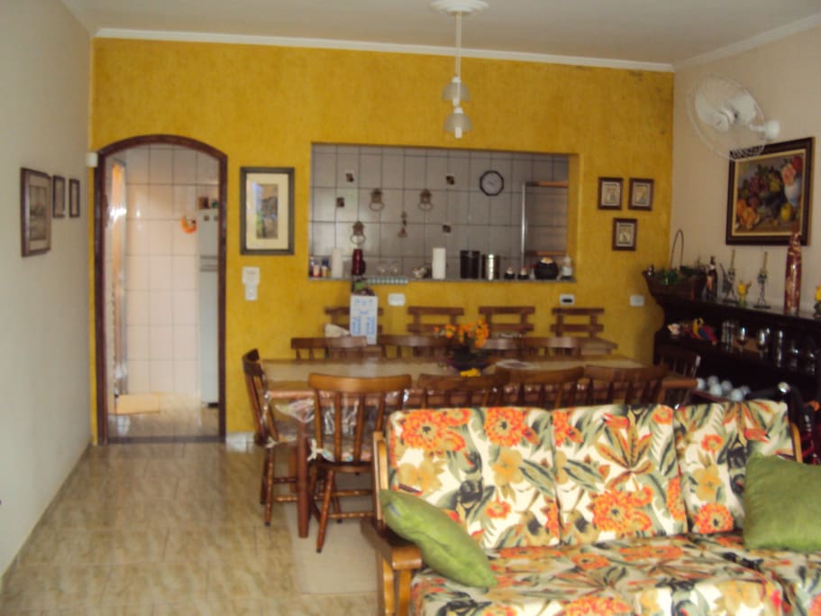 Sala de jantar e cozinha ao fundo.