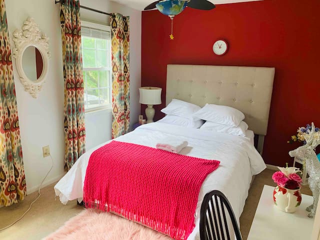 Cozy Private Room with Comfortable Queen Bed.