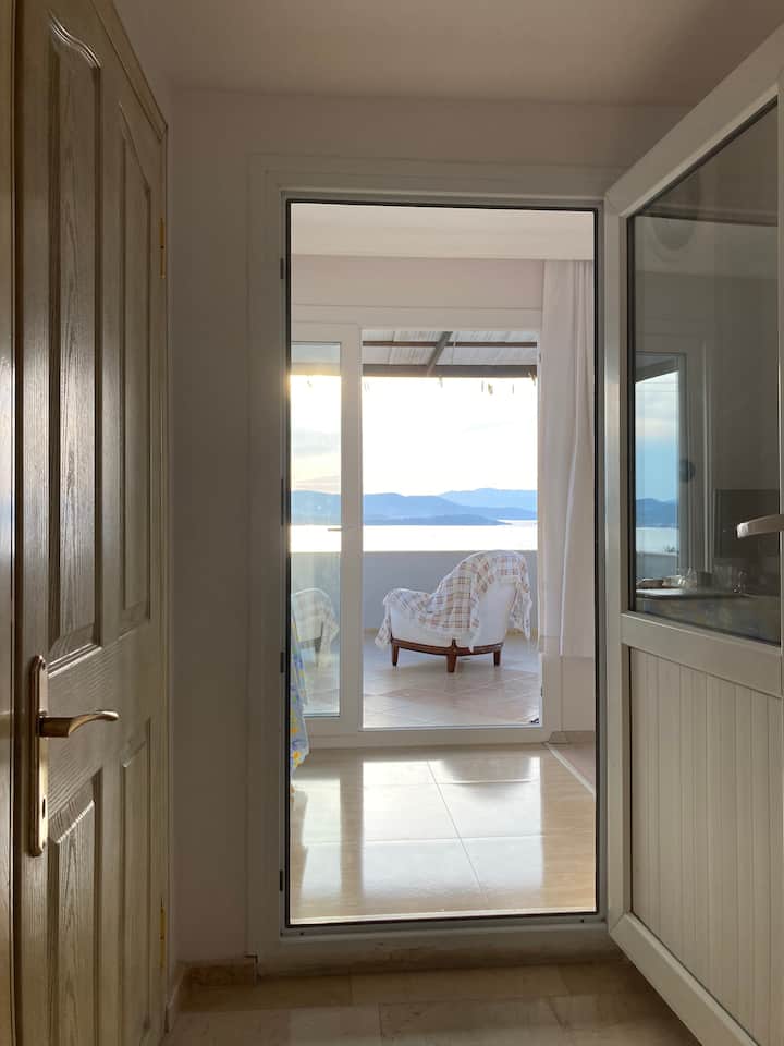 Urla’da Eşsiz Deniz Manzaralı Villa - Çamlı
