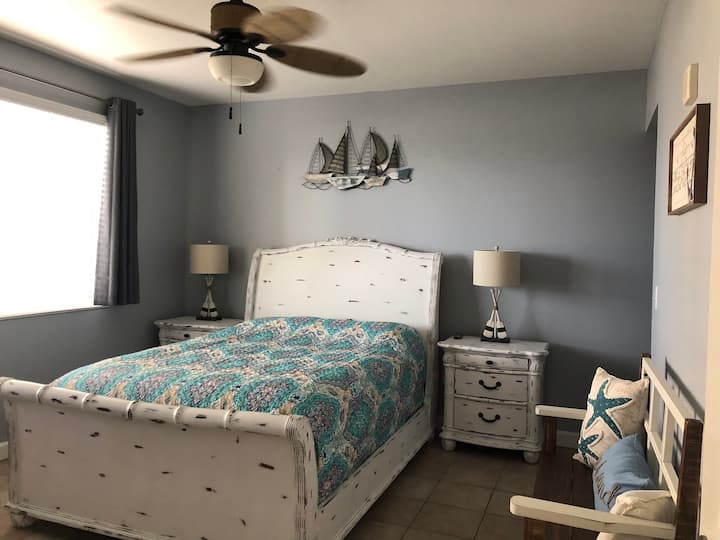 Основен майстор със спалня с двойно легло queen size