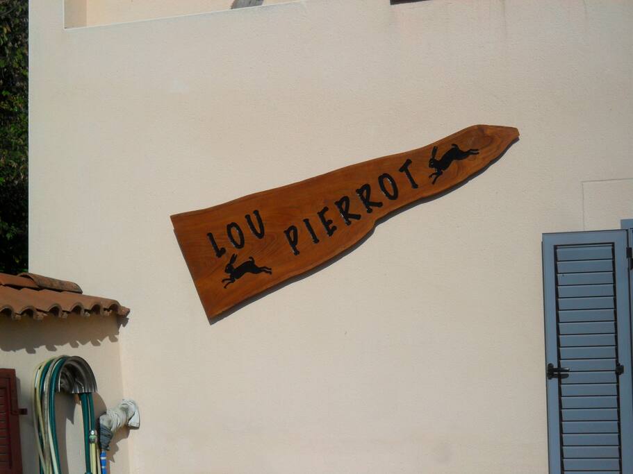 Lou Pierrot avec les armoiries du village "Lièvres"
