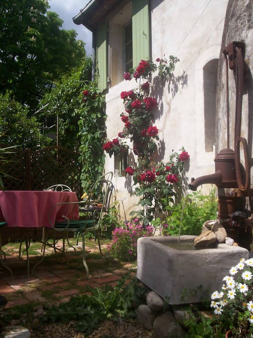 le puits et la petite terrasse pour vos repas