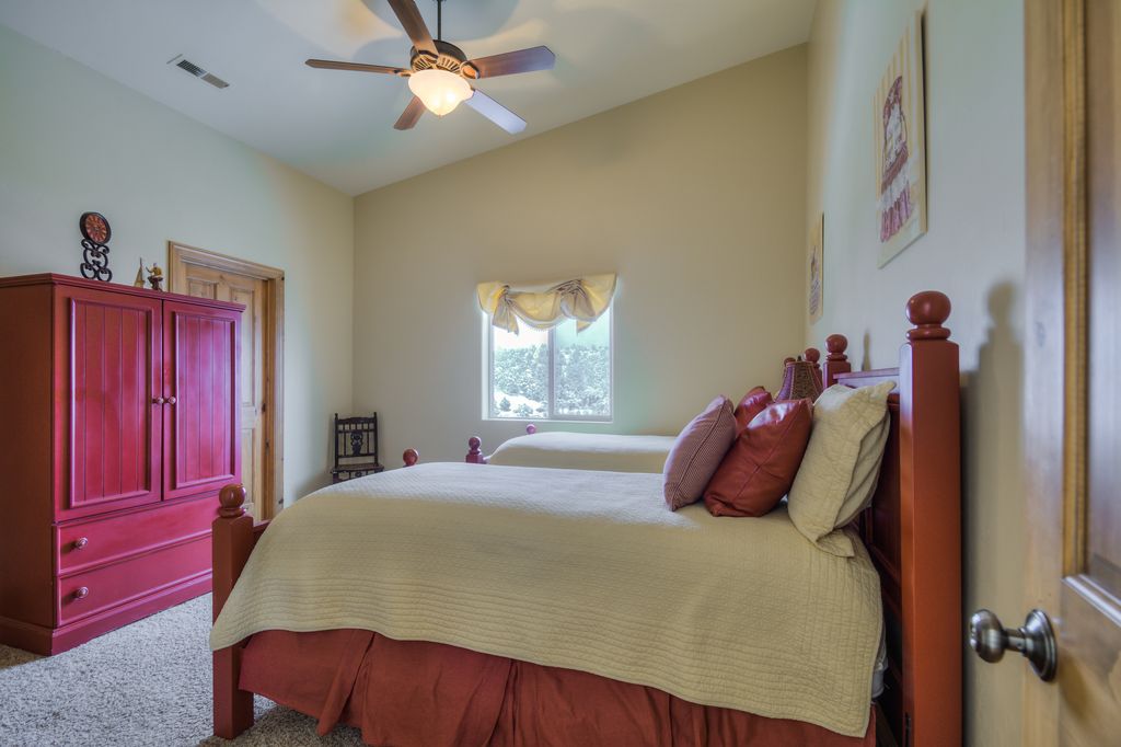 تحتوي غرفة النوم رقم4 على أسرّة مزدوجة يمكن تحويلها إلى سرير كبير وحمام جاك وجيل.