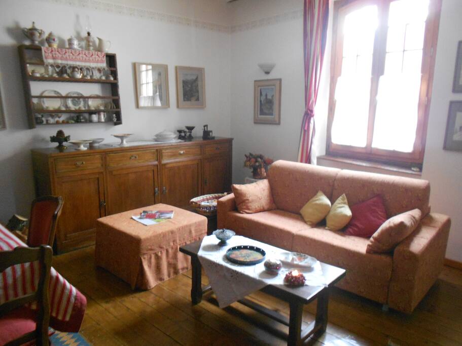 Soggiorno con divano letto - Living room with sofa bed
