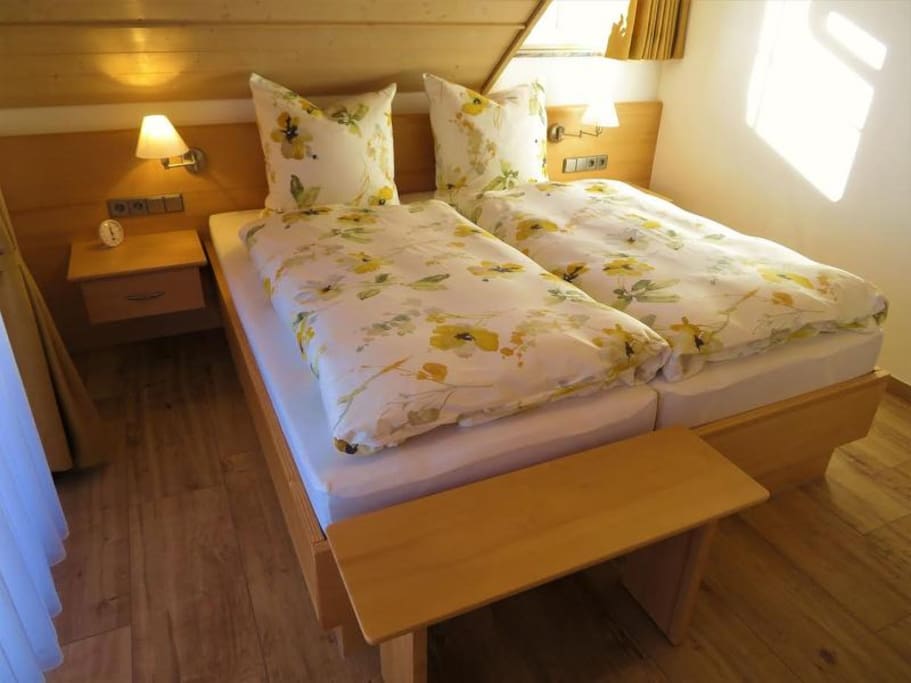 Schlafzimmer mit Fernseher und Balkon