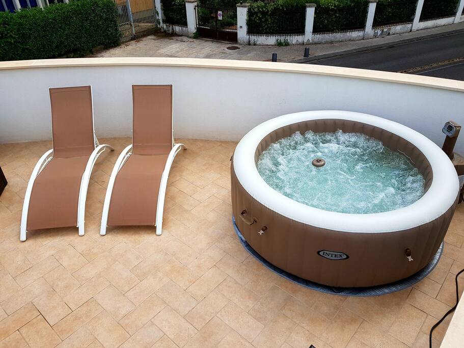 Jacuzzi not available from October to March!