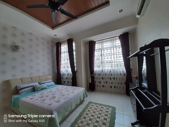 Hlavná spálňa, úroveň 1, 1 veľká manželská posteľ Queen 