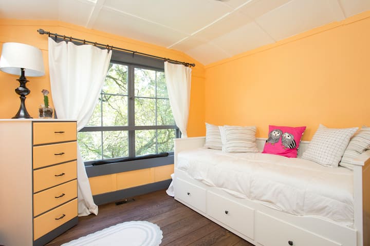 غرفة نوم 3 غرفة يوسفي سرير نهاري يفتح على سرير كبير بحجم كوين/كينج نافذة كبيرة جدًا تطل على الأشجار التي تمنحك الشعور بأنك في بيت شجرة 