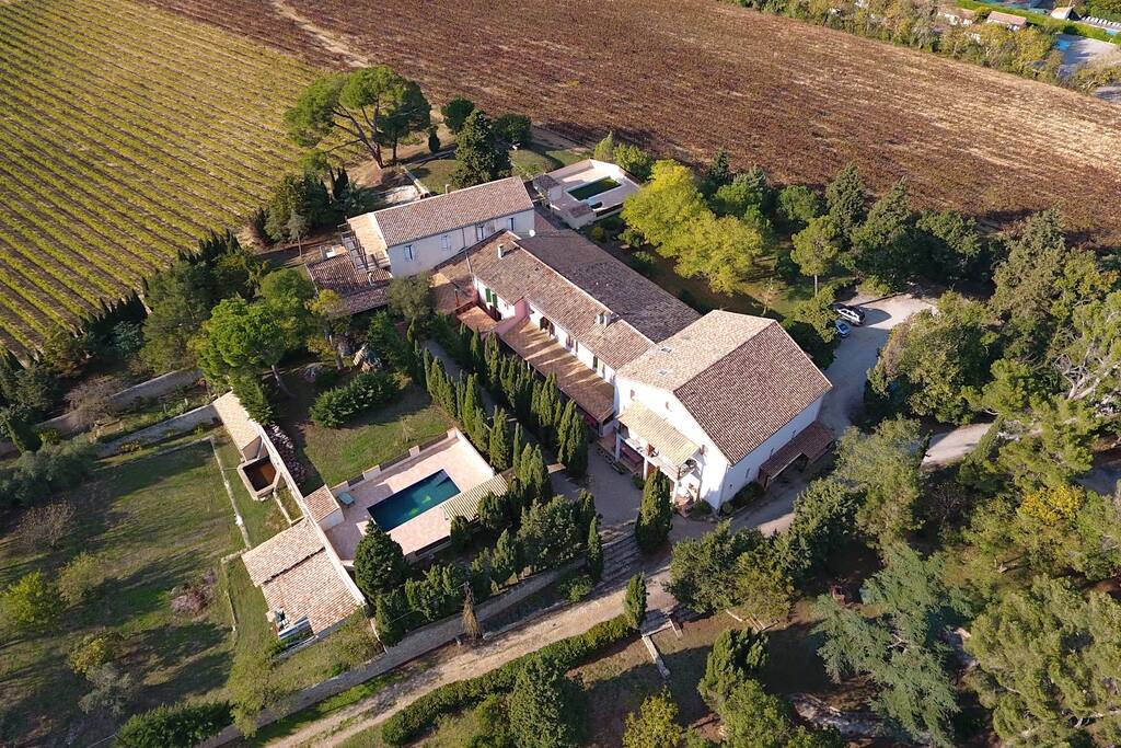 le domaine de Poulharies à 1 km de Carcassonne à Carcassonne: gite Merlot avec autres gites