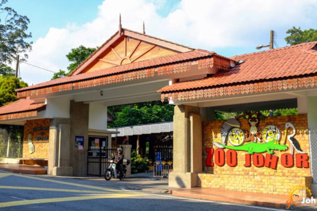 One of the activities that you can do while here is paddling the boat at the mini lake located near the entrance of the zoo. Playgrounds, food stalls, recreation square and restrooms are also provided for the convenience of visitors. Bring along a cap and water as the temperature can be quite hot and humid in the afternoon.