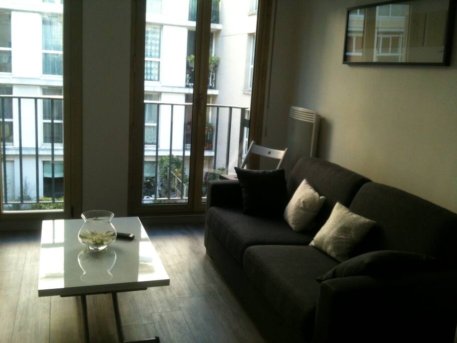 Canapé-lit confortable dans séjour clair et aéré - Comfortable sofa in bright living-room