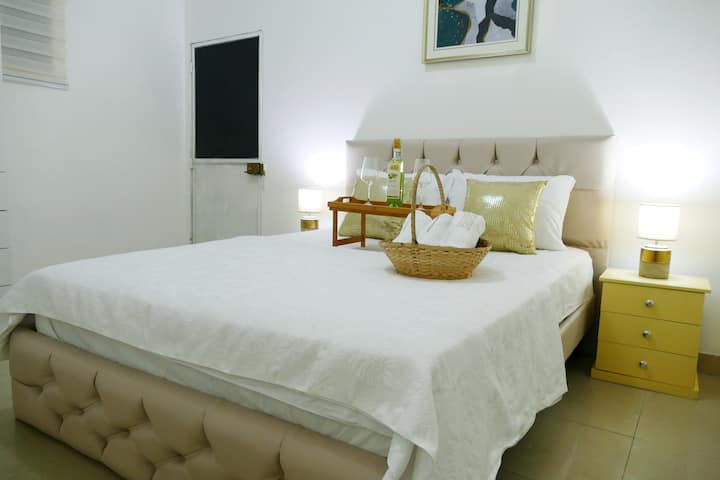 Красиво двойно легло тип Куин в Капитонски стил.
Моряци 