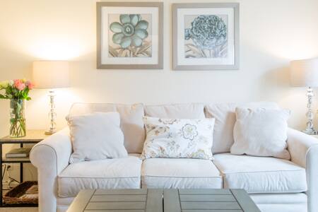 Cozy 1 bdrm apt. Walk to beach!