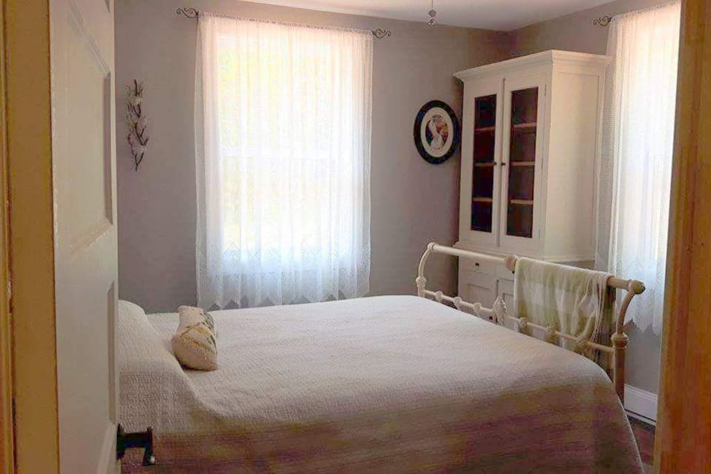 Bedroom #1 - Queen Bed