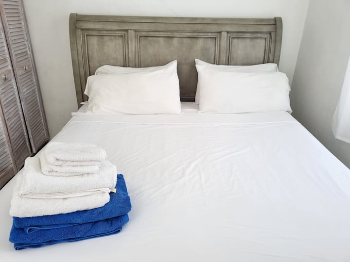 חדר שינה 1. מרוהט במיטת קווין סייז. 