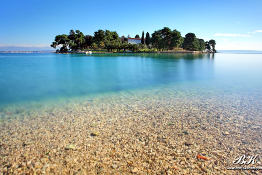 Gravel beach&
Clear water