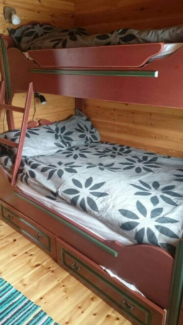 חדר שינה 2 עם מיטת קומותיים. המיטה התחתונה רחבה קצת ויכולה להכיל שני אנשים קטנים/ילדים