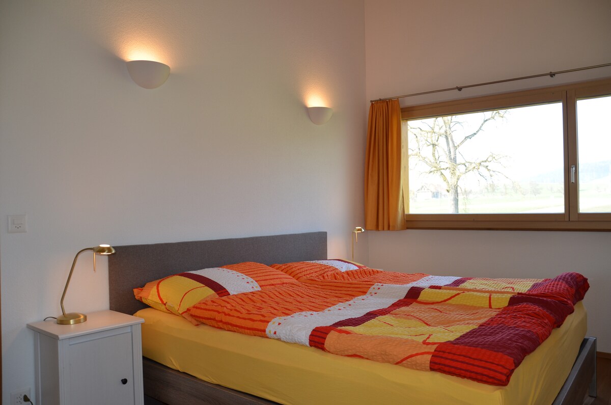 Schlafzimmer mit Boxspringbett