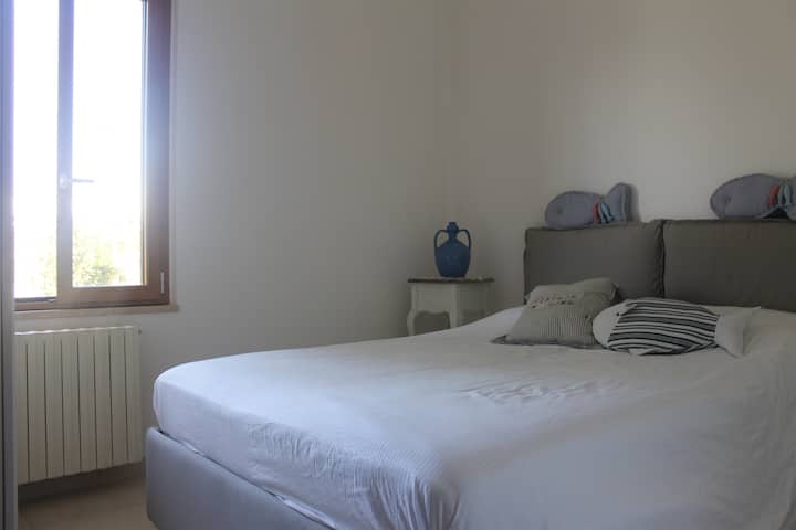 חדר שינה שני עם מיטה צרפתית