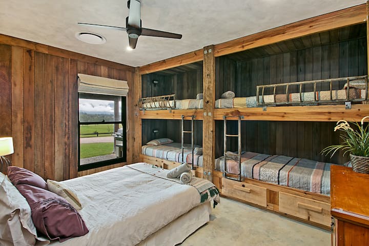 Habitación familiar 1 con cama tamaño queen y literas