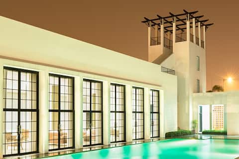 A lively villa with comfortable spaces, a beautiful view, green areas, and a Jacuzzi to relax in