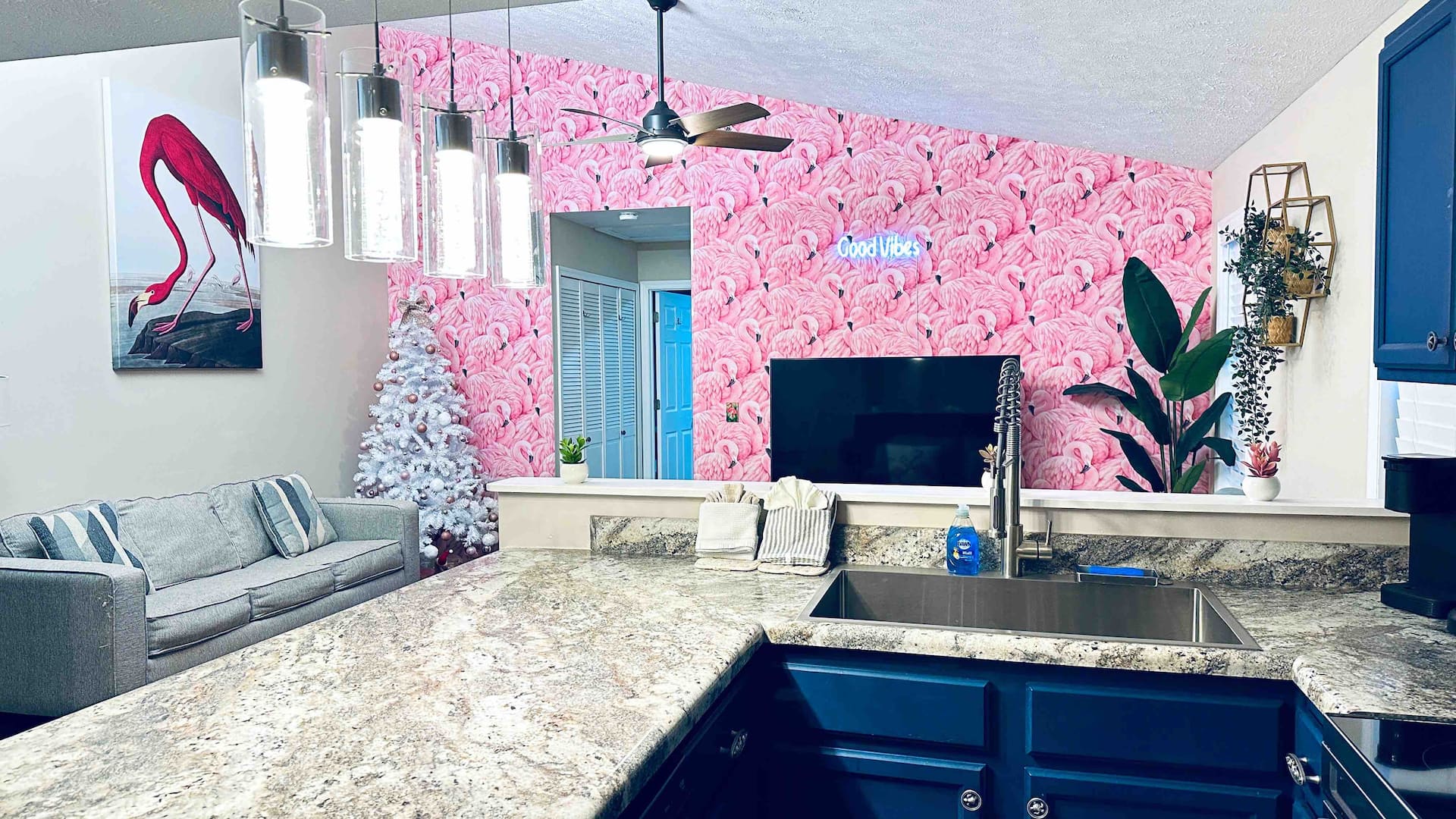 Flamingo home ~ Private Backyard | Pet Friendly