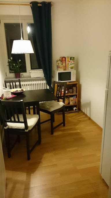 Separates Esszimmer - kann auch als Arbeitsplatz genutzt werden, da Zimmer kaum genutzt wird