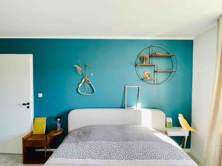 chumba cha kulala chenye kitanda cha ukubwa wa kifalme 180x200