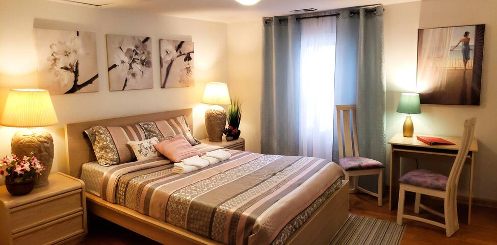 PERFECT APARTMENT WITH PARKING IN QUIET UIC AREA