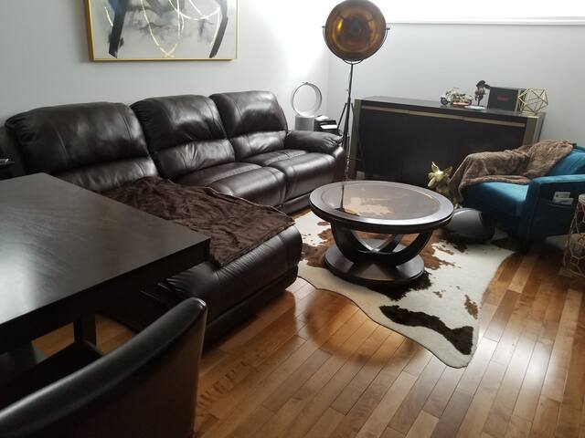 Stylish condo in Mile-ex gallery image 2