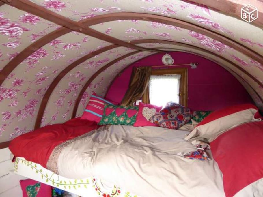 Le lit, petit mais douillet et très confortable