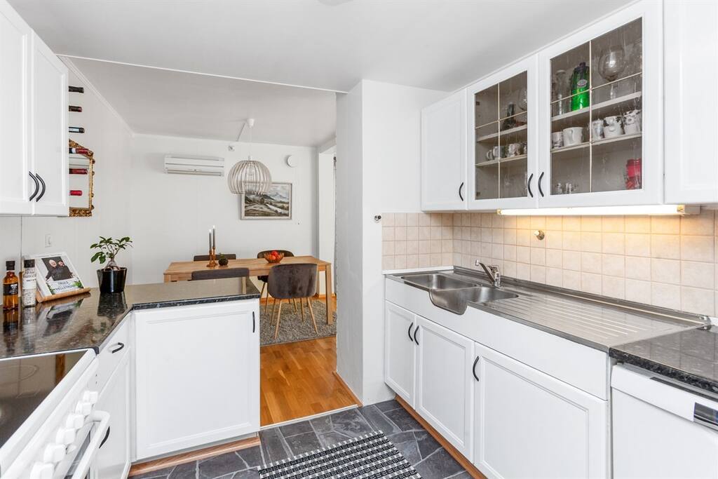 Kjøkken med spisestue / Kitchen with diningroom