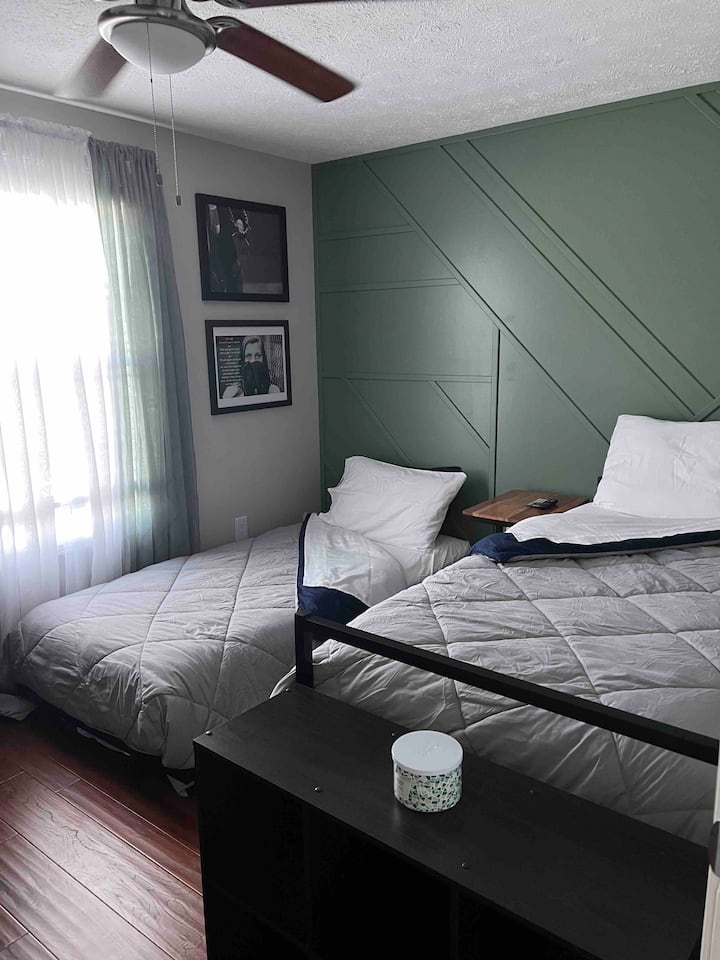 第二间卧室。客房配备2张双床客房。

配备吊扇和带多个流媒体选项的46英寸高清电视。