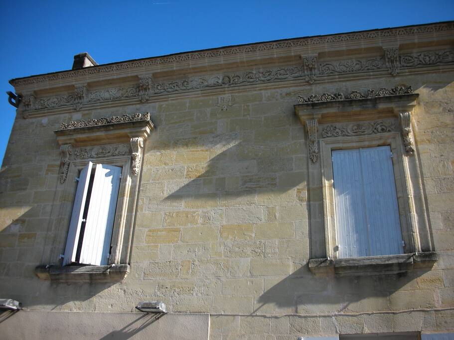 Façade sculptée de style néo-classique datée de 1853