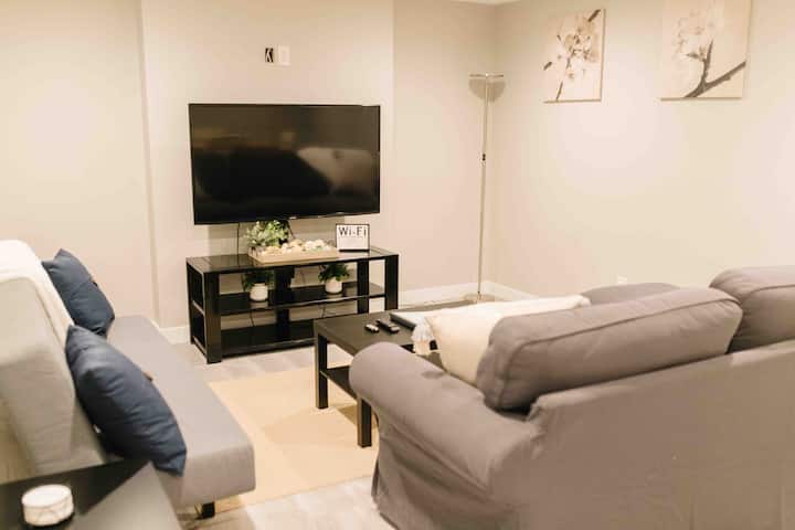 sebule yenye 55" tv, kochi, futoni, meza ya kahawa, taa.