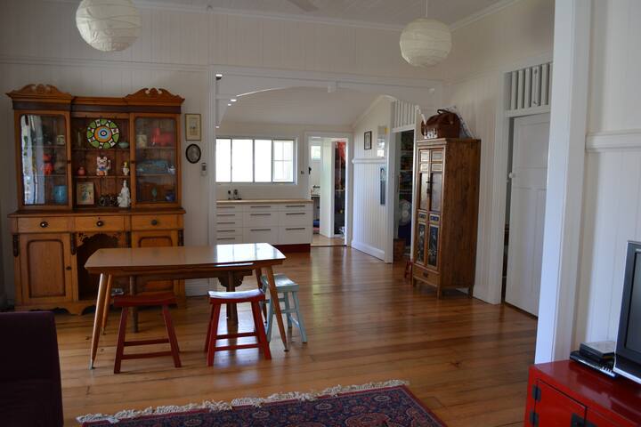 Centrally located, beautiful 4 br Bangalow Home gallery image 5