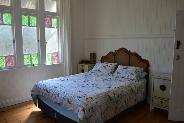 Centrally located, beautiful 4 br Bangalow Home gallery image 2