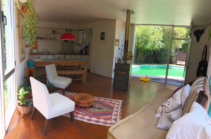 Casa única en una barranca rodeada de naturaleza.