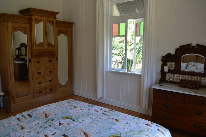 Centrally located, beautiful 4 br Bangalow Home gallery image 3